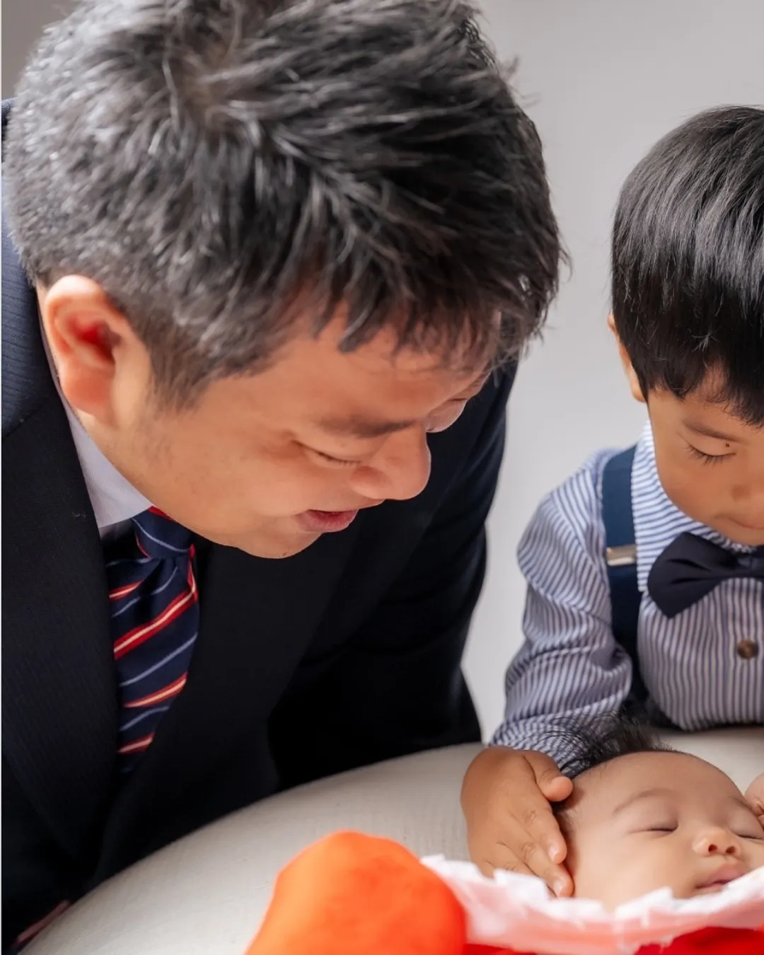 お宮参りの撮影で新生児に触れると、ウチの子どもたちが産まれた...